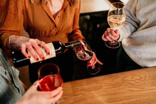 Organiser une dégustation de vin à domicile : Conseils et astuces