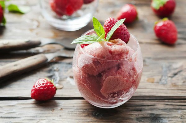 Comment réaliser un sorbet à la fraise avec un soupçon de basilic frais?