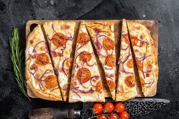 Quelles astuces pour réaliser une tarte flambée alsacienne avec un feu de bois authentique ?