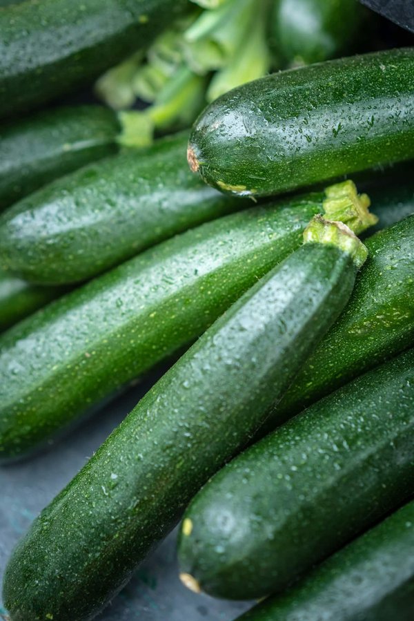 Quelle méthode pour des spaghettis de courgettes sautées aromatiques sans huile ni beurre?